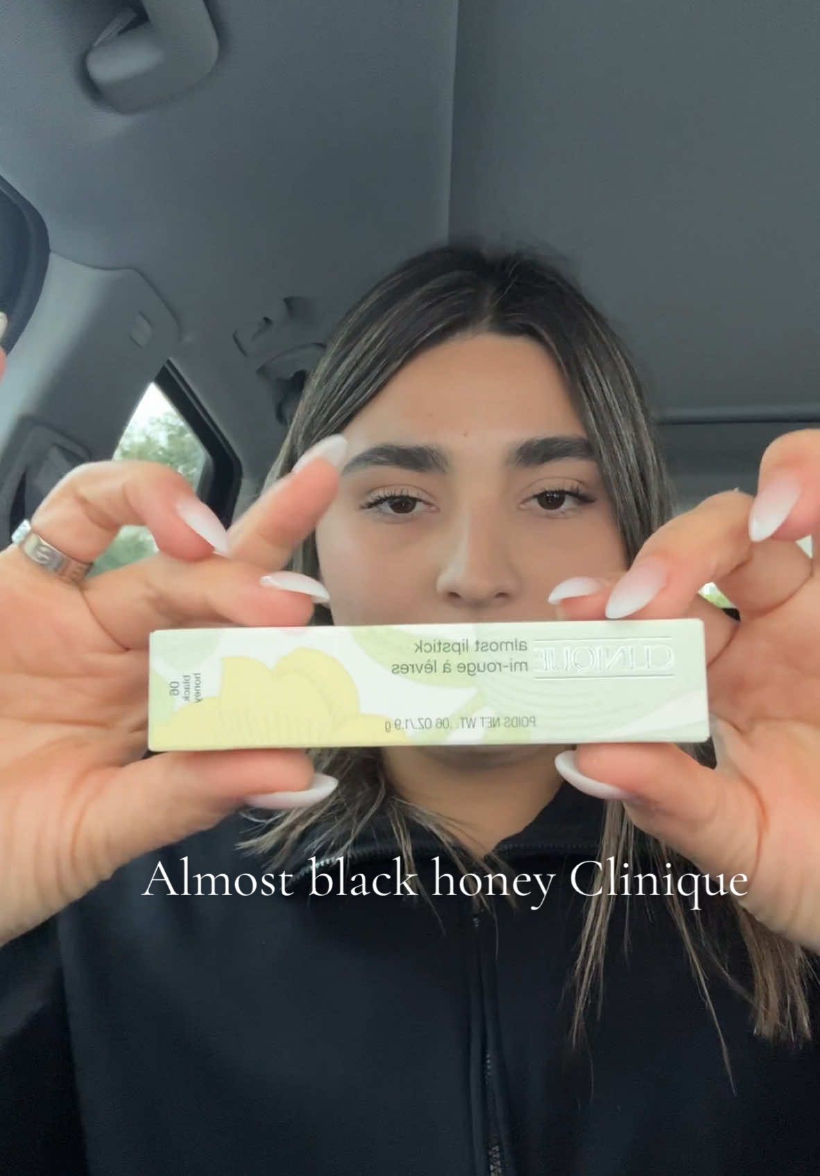 Probando el “black honey” de clinique @Clinique #lipstick #cliniqueblackhoney #blackhoney #musthaves #clinique #beautytips #naturalproducts #fyp #fypシ #viralvideo #viralproducts #creatorsearchinsights 