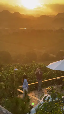 Chân trời đó hôm có hoàng hôn . Canh cam luôn ở đó để bạn được trút được hết nỗi niềm. #tiemcaphecanhcam #coffeeshop  #mocchau  #sunset 