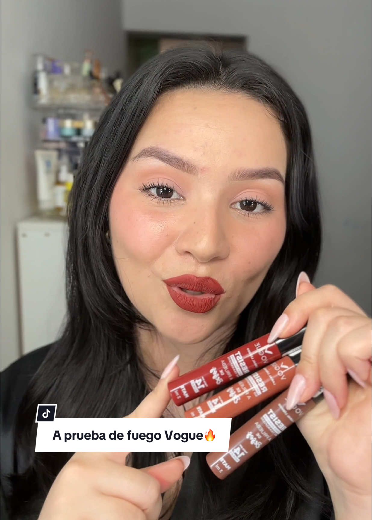Poniendo A PRUEBA los labiales de Vogue de larga duracion💋💄  #vogue #voguecosmetics #voguemakeup #voguemakeuptutorial #makeup #recomendación #girlys #influencerperu #makeuptok #fyp #parati #alexaleon #fyppppppppppppppppppppppp #makeuphacks #beauty #cejasperfectas #cejaspobladas #tintadecejas #tintadecejasvogue #resist 