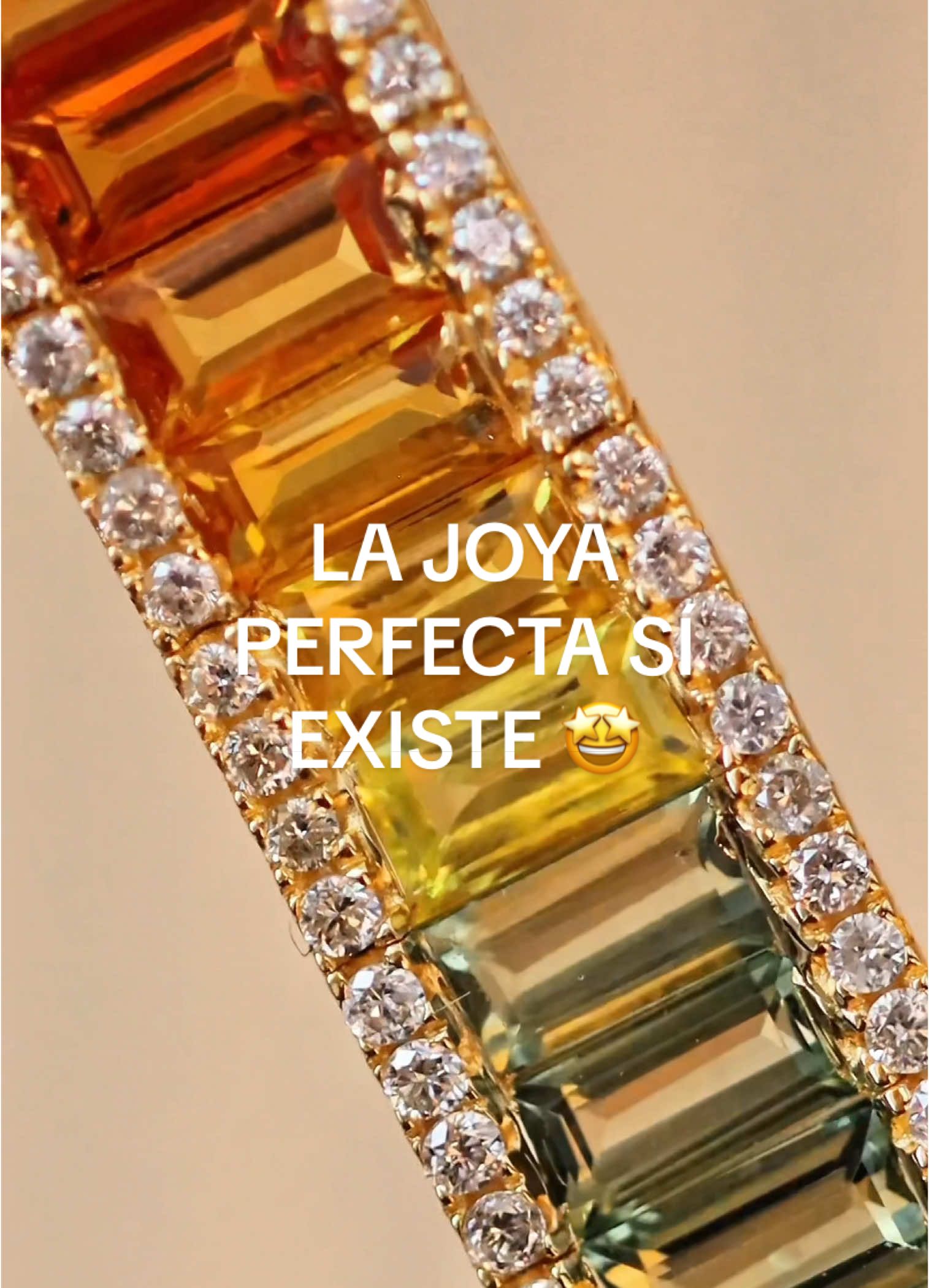 La joya perfecta no exis… Alto. Claro que existe, porque son estos brazaletes que estás viendo aquí 💎 Justo hace unos días nos llegaron de taller y ya no podíamos esperar más para que ustedes los pudieran conocer. Diseñados con zafiros de muuuuchas tonalidades y diamantes sobre oro amarillo de 18K, esta joya tiene un degradado perfecto 🌈 Contamos sólo con 2 brazaletes disponibles para entrega inmediata, porque ¿qué creen? apenas ayer los pusimos en display en nuestra boutique y ya se nos fue uno 🥳 Elige tu Brazalete 'Multicolor' favorito en nuestra página web mariasalinas.mx o ven a conocerlo a nuestra boutique 🙌🏻 _____ #MariaSalinasMx #JoyeriaDeAutor 