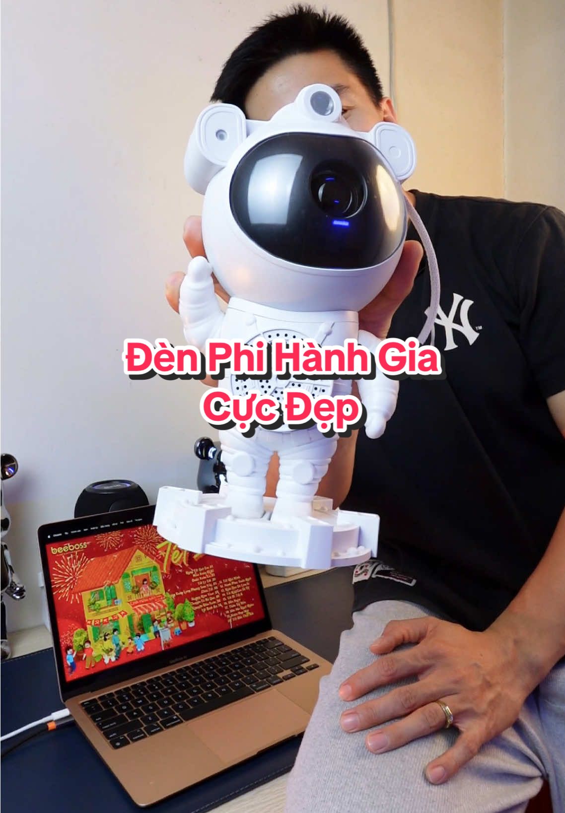 Tết năm nay phòng khách dùng đèn phi hành gia galaxy này là đẹp long lanh rồi #ongbobaconreview #denphihanhgia #dengalaxy #denchieusao 