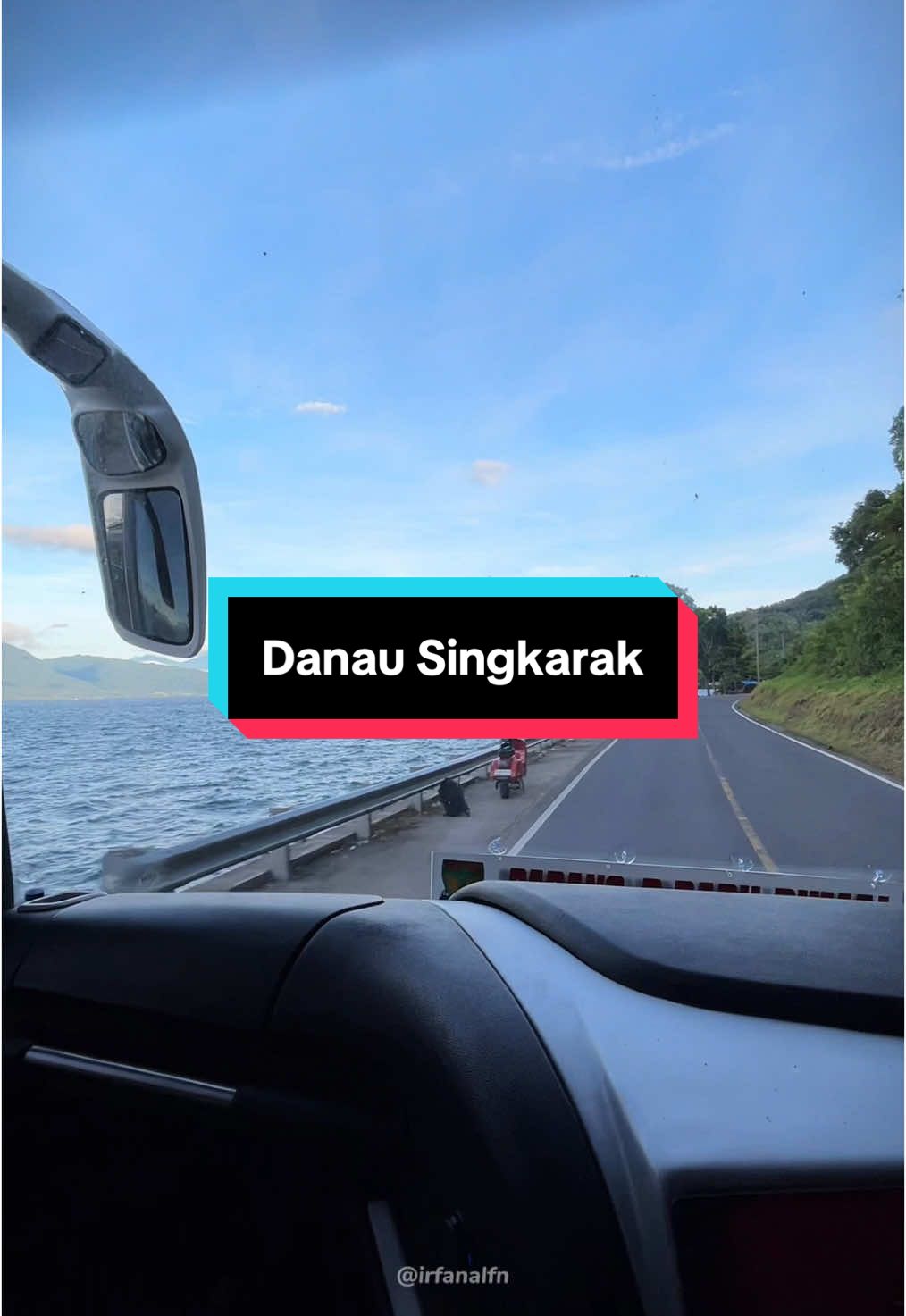 Ngebis sambil liat pemandangan alam Sumbar emang ga ada obatt 🥹💯 #fyp #fypシ #viral #sumaterabarat #sumbar #danausingkarak #videobus #bismania 