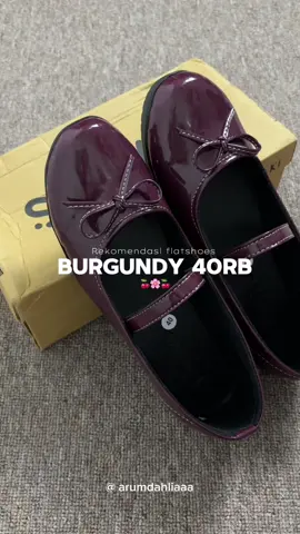 40rb borong sih! Udah cakep, cute, nyaman dipake🔥 gk pake mikir langsung co keburu abis burgundy nya. #burgundy #flatshoes #rekomendasiflatshoes #trendingtiktok #guncang1212 #alexaflatshoes #sakaki 