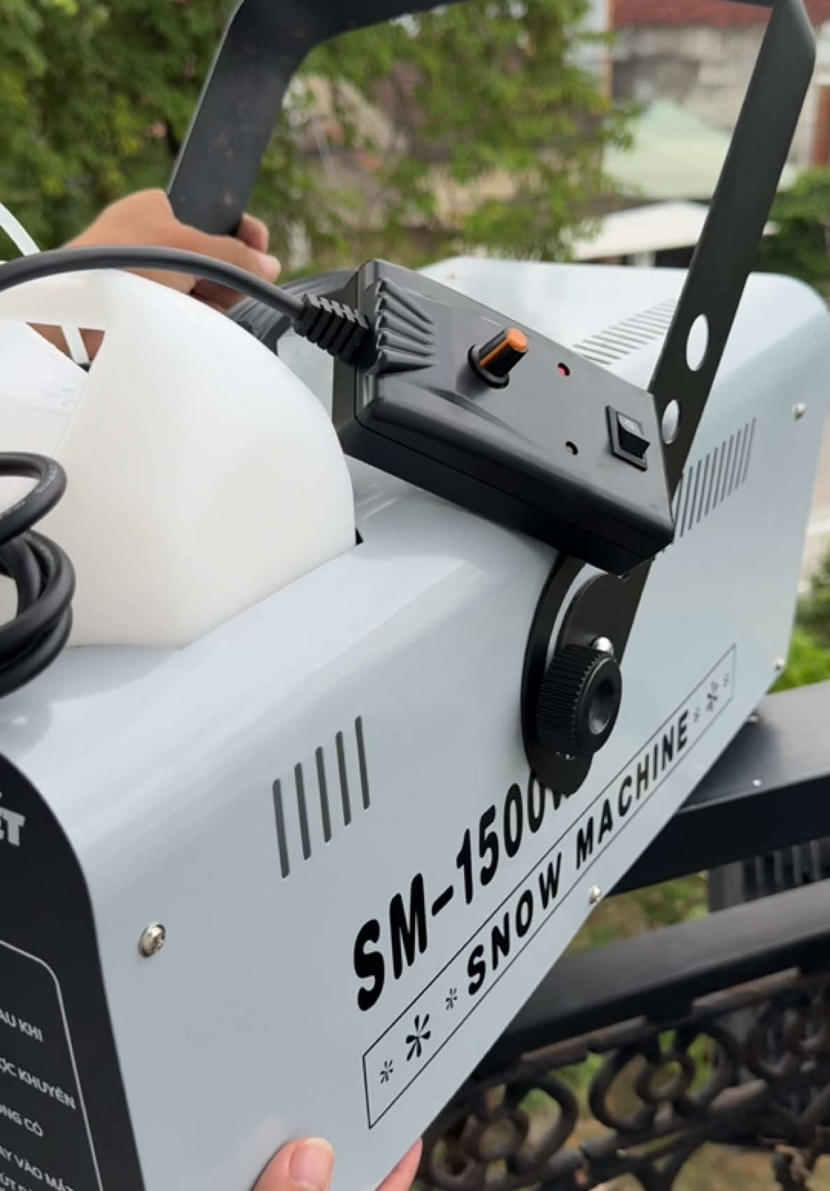 Máy phun tuyết nhân tạo 1500w. Đa số quán cf dùng loại này. Giá êm tính năng nhiều và dễ dùng #xuhuong #trangtrisankhau #dungdichtaotuyet #mayphuntuyet #mayphuntuyet1500w 