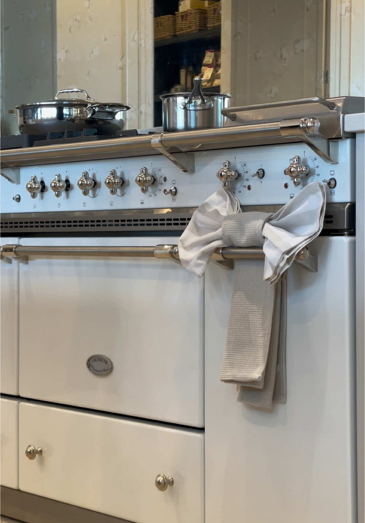 Our Cook House showroom is beautifully decorated for the festive season! This year, bows are the must-have Christmas decoration, and we’ve embraced them in every detail—from bow tea towels to elegant bows on the tree.  #christmastiktok #christmasdecor #christmasdecorations #christmasdecorating #christmas2024 #christmasdecoratingideas #bowdecor #homemadebow #bowteatowel #bowdecoration #christmasbow #christmasbows #bowtutorials 