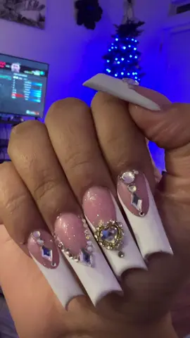 My nail tech just EATSSS😭💕💅