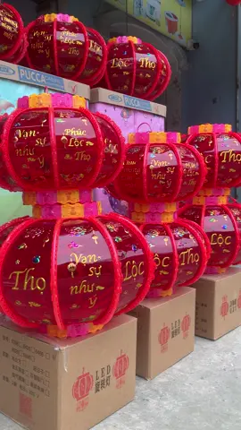 Đèn lồng điện xoay 360 phiên bản tiếng việt mua sớm chưng cho đẹp cho có không khí tết rồi còn rẻ nữa nè#xuhuongtiktok #tet2025🧨🧧🌸còn62ngaynualatetroi🥰🥰🥰 #tet2025 #denlongdienxoay360 #denlongdien 