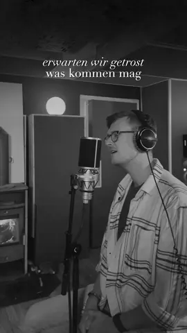 Eines der schönsten und traurigsten Lieder zugleich: „Von guten Mächten wunderbar geborgen“. Ein tief persönliche Geschichte verbinde ich mit dem Song und wenn ich daran denke, unter welchen Umständen der Text entstanden ist, hat das Leben plötzlich eine ganz andere Perspektive.  Dietrich Bonhoeffer schrieb das Gedicht “Von guten Mächten wunderbar geborgen” im Dezember 1944, während seiner Haft im Gestapo-Gefängnis in Berlin-Tegel. Es entstand in einer Zeit großer Not und Unsicherheit, wenige Monate vor seiner Hinrichtung durch die Nationalsozialisten. Das Gedicht war ein Ausdruck seines tiefen Glaubens und seiner Hoffnung auf Gottes Beistand und diente als Trostbrief für seine Verlobte Maria von Wedemeyer und seine Familie. Siegfried Fietz vertonte das Gedicht “Von guten Mächten wunderbar geborgen” im Jahr 1970 und machte es damit zu einem der bekanntesten christlichen Lieder in Deutschland. Die Vertonung trägt maßgeblich zur Popularität und spirituellen Wirkung des Textes bei und wird bis heute in Gottesdiensten und bei besonderen Anlässen gesungen. Fietz’ einfühlsame Melodie unterstreicht die Botschaft von Hoffnung und Trost, die Bonhoeffer in seinem Gedicht zum Ausdruck brachte. Im Studio, als wir den Song produzierten, hatte ich eine Gänsehaut nach der nächsten, als ich an meine persönliche Geschichte mit dem Song dachte. Ein paar Tränen kamen, aber auch den Frieden - den der Song ausstrahlt habe ich gespürt.  Release ist am 13.12.  #lindermusic #newmusic #singersongwriter #vongutenmächten #vongutenmächtenwunderbargeborgen #dietrichbonhoeffer #siegfriedfietz #kirchenlied #weihnachten2024