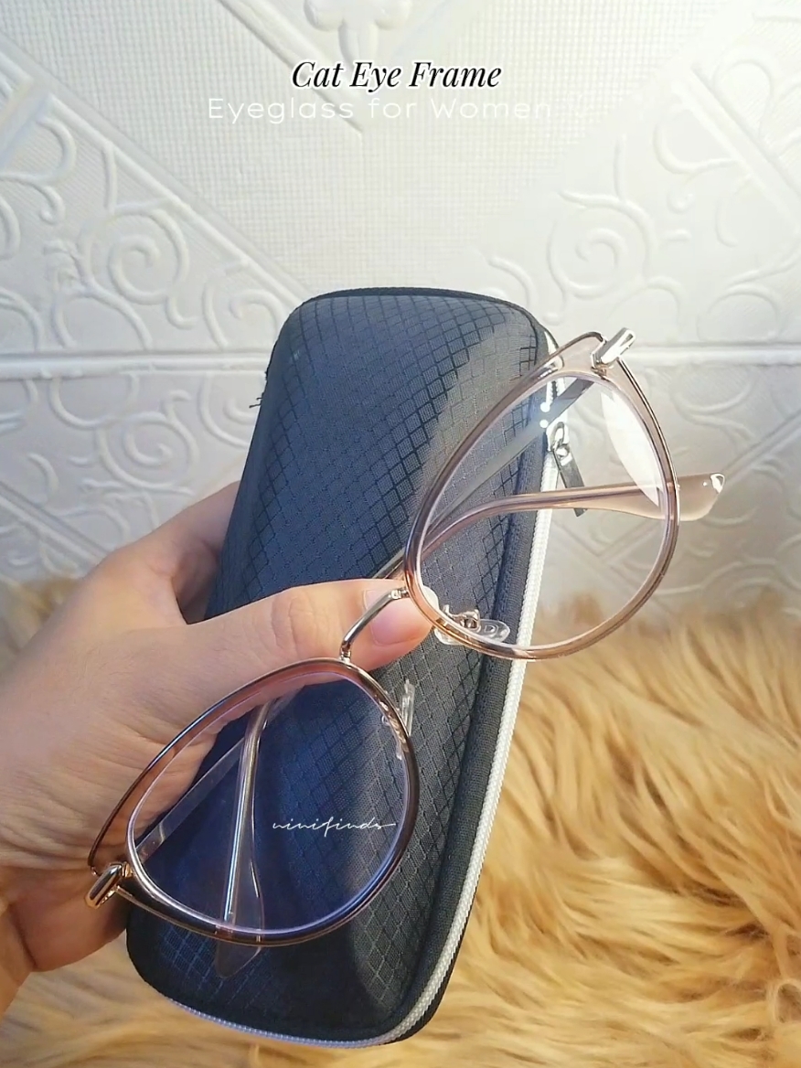 Perf eyeglass frame for my fellow chubs girlies. #eyeglass #gradedeyeglass #cateyeeyeglass #eyeglassforwomen #gradedeyeglassesforwomen #eyeglassfornearsighted #affordablegradedeyeglass #cateeyeglassframe #eyeglasswithcase 
