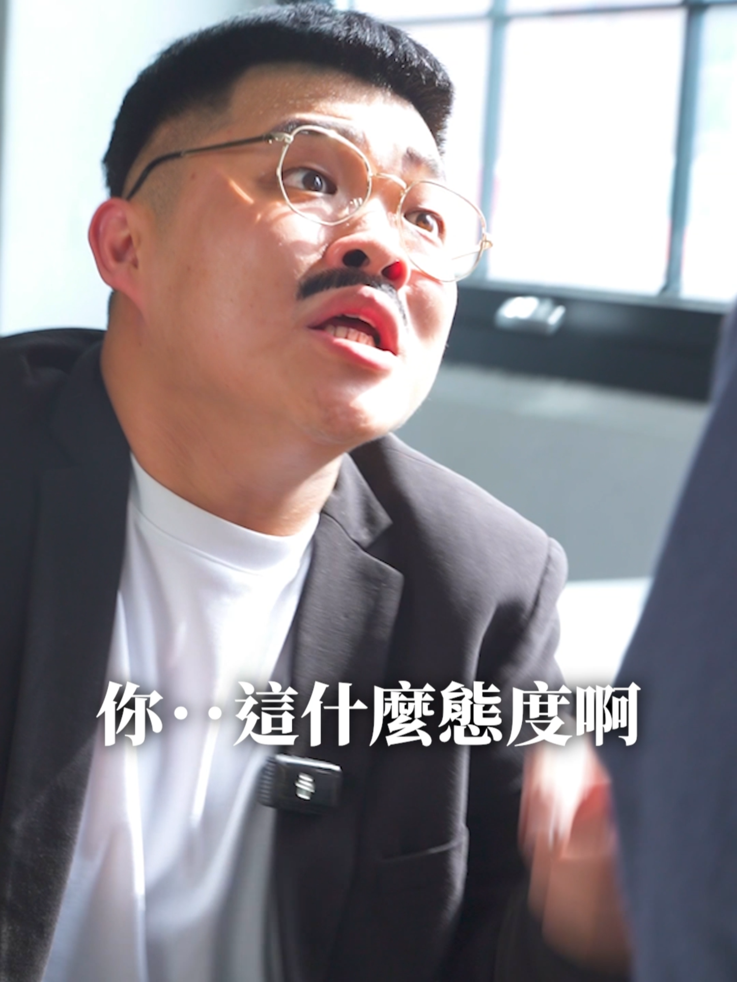 如何成為最棒的員工呢？ #有特色的帥哥  有這麼可愛的同事你捨得靠北嗎？ 捨不得靠北沒關係 —Roichen正脊坐墊給你最棒的靠背體驗❤️ 大家如果像修哥跟冠子一樣需常常久坐於電腦前苦思劇本✍🏻💭 長時間久坐常常導致坐姿不良或是「腰背緊繃疲勞」🧑‍💼💼 Roichen正脊坐墊不僅能夠拉伸你的骨盆支撐腰部 讓你維持正確的坐姿之外 獨家的「支撐」設計可以讓你的「坐墊不易滑動」！ 此外它還是市售唯一針對男女骨盆構造設計 （💡不僅男女 小孩子的也有唷～） 現在前往留言區購買連結🔗 使用手機號碼或FB、Line登入，享Roichen全系列優惠，正脊坐墊 52折、優雅椅67折、鍋具33折的優惠！