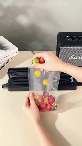 Mode Vacuum Sealer Machine (malaysia plug 🇲🇾 ) ✔️Free 🎁10 pcs (17x25cm)sealer bag ✔️Can Seal Vegetable,dried food ,Fruit ,Meat Boleh jimat ruang dalam peti bila simpan dalam plastik macam ni. Overall, memang puas hati guna vacuum sealer machine ni ✨ #vacuumsealer #vacuumsealermachine #tipssimpansayur #simpansayursegar #tipskemasdapur