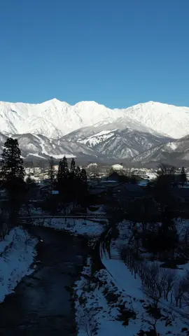 すっきりした空気と絶景が楽しめる季節。白以外の彩りが際立ちます。 #自然暮らし #白馬村 #冬 #japan #hakuba #winter #絶景 #雪景色 