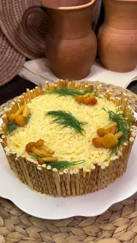 Новогодний салат Пенёк Яйца варёные 5 шт Курица копченая 300 гр Шампиньоны 400 гр Сыр 150 гр  Майонез Солёная соломка  Укроп , маринованные грибы для украшения #салат#салатпенек#новыйгод#рецепт