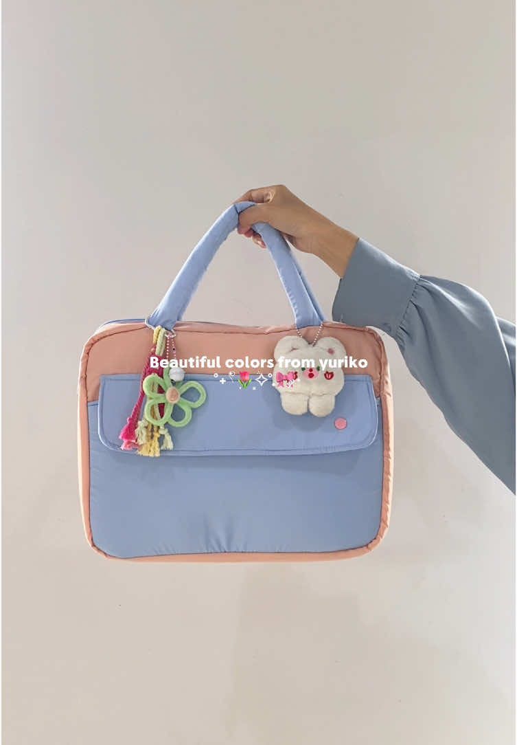 Mincel mau absen dong, siapa aja yang udah punya Yuriko dan di warna apa yang kalian punya?👀💖 #laptopsleeve #taswanita #sleevelaptop #puffybag 