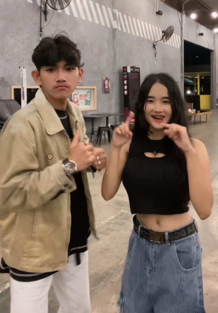 Kuy lah samaan celana ama @cahyaaa baeee @Cahyaaa cayyy cekout keranjang kuning #zeykocahya #zeykosaputra #cahyabae #cahyacayy @lassiealpha 