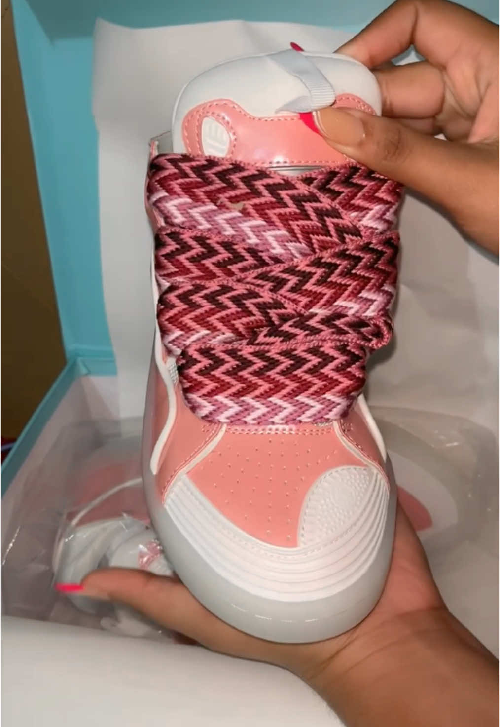 As a pink girlie I approve this one😍 #unboxing #luxury #foryourpage #fyp #contentcreator #pinkholidayremix #pink #pinkaesthetic #shoeschallenge #shoestransition #shoeslover 