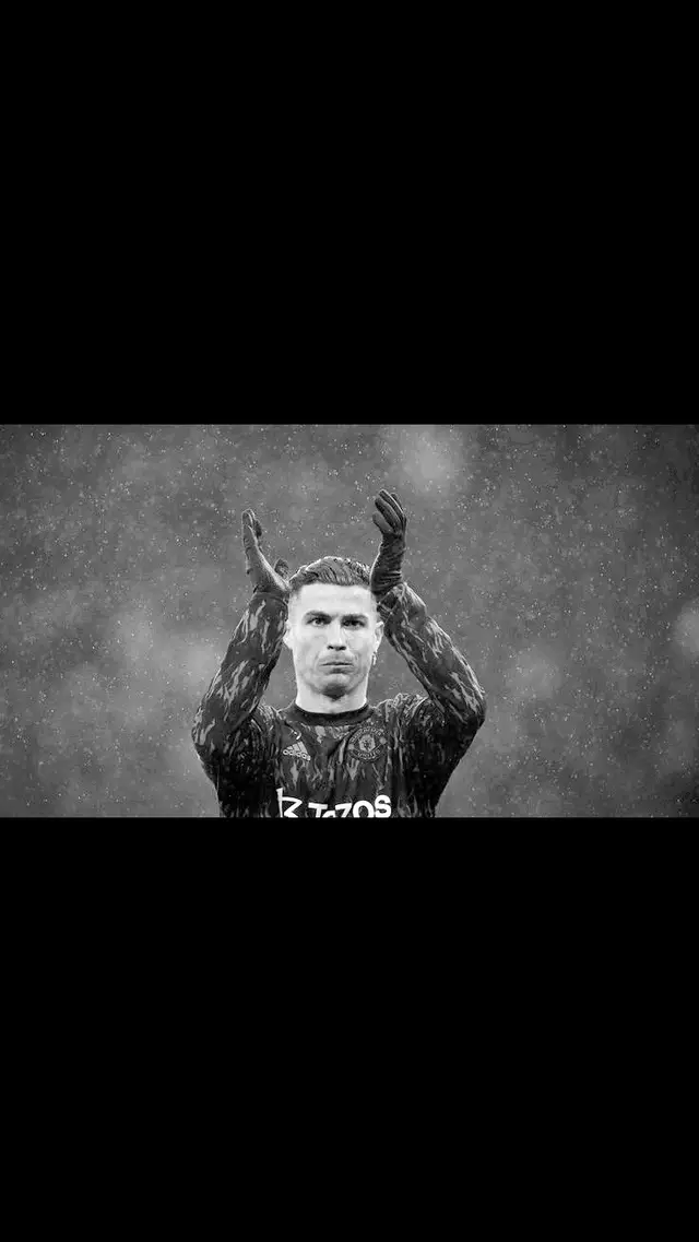 وكمْ تغافلتُ عن أشياء أعرفُها وكم تجاهلتُ قولاً كان يُؤذيني وكمْ أقاب لُشخصاً من ملامحهِ أدري يقيناً وحقاً لا يُدانيني وكمْ تغاضيتُ لا جبناً ولا خوراً هي المروءةُ من طبعي ومن ديني جازيتُ بالطيبِ ك #4u #Love #explore 