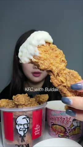 Kfc + 까르보불닭 ❤️‍🔥 여러분 저 버켓통 너무 귀엽쪼..? 🥹 지금 kfc 버켓 주문하면 저 리유저블 통 꽁짜로 주더라구여 ✨ 전 저기다가 과자 가득 담아서 영화볼때 사용할 예정 🔥🔥 #먹방 #mukbang #eatingshow #mukbangasmr #먹방asmr #Foodie #foodtiktok #eatingsounds #eatingvideo #chicken #kfc #buldak #samyangnoodles #chickentenders 