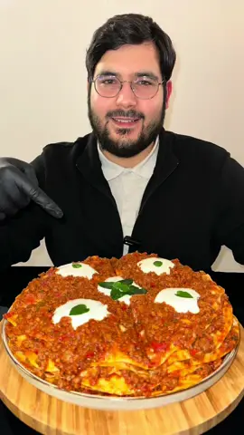 KAYSERI YAGLAMASI🇹🇷🥩  Liste d’ingrédients  ; 4,5 tasses de farine 1 sachet de levure instantanée 1 verre de Lait 2 verres d’eau Pour intérieur ; 600 g de viande hachée 2 gousses d’ail 2 cuillères à soupe de beurre 1 tasse à thé d’huile 1 verre d’eau 1 tasse de sauce tomate 2 cuillère à soupe de concentré de tomate 1 cuillère à soupe de pâte de poivre 3 oignons 🧅  3 poivrons rouges 1 poivron verts 3 tomates 🍅  poudre de poivron rouge Sel Pour ce qui précède ; Yaourt , Ail , sel #asmr #FoodLover #beef #turkish 