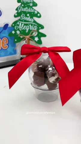 ✨🎁 Que tal aprender a fazer uma lembrancinha super charmosa usando uma bola acrílica? Dentro, você pode colocar bombons, docinhos ou o que sua criatividade mandar! 🍬🎄 Para finalizar, um lacinho caprichado e um preendedor fofo de Papai Noel! 🎀🎅 Fácil, rápido e com aquele toque especial que todo mundo ama! 😍 Não esquece de salvar esse vídeo e surpreender na hora de presentear! 🎁✨ 🌐 Visite nossa loja ou acesse o site: www.embaleme.com.br 🏢 Endereço: R. Padre Julião, 1312 - Centro, Leme - SP #natal2024 #embaleme #lemesp #artigosdefesta #arvoredenatal #lembrancinhadenatal