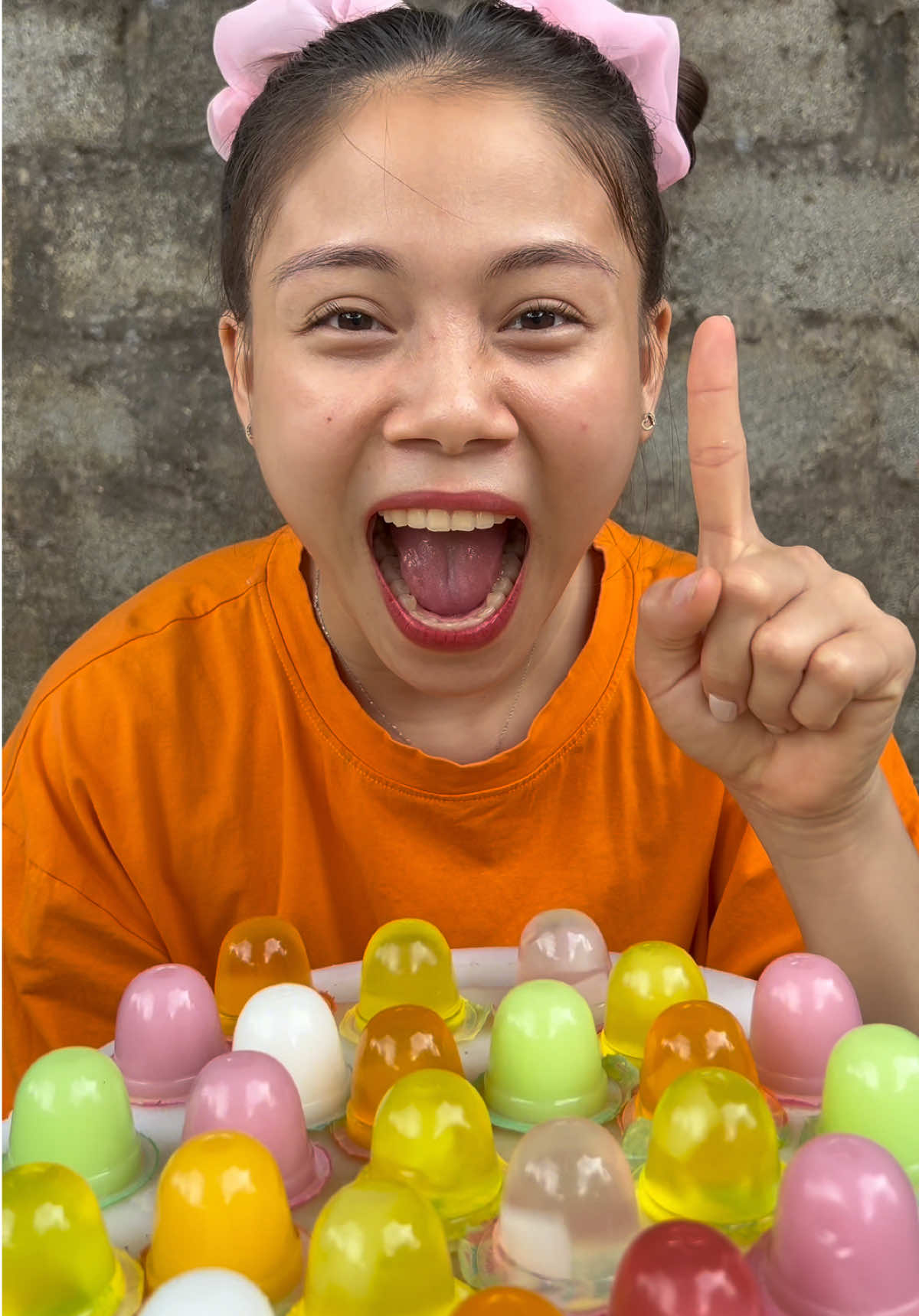The girl has a lot of colorful jelly... and tips for eating jelly #shorts #survival #bushcraft #Outdoors #tips #useful #simple 