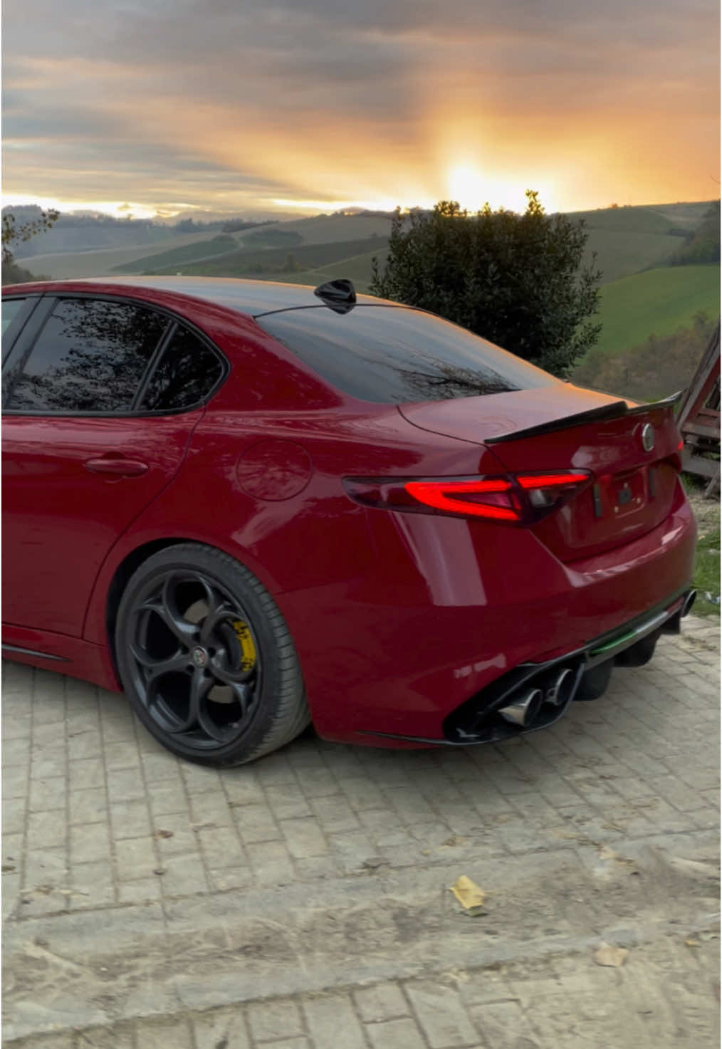 Sunset 🌅 #alfaromeo #giulia #qadrifoglio #giuliaveloce #giuliaquadrifoglio #veloce280 #q4 #coldstart #sunsets #sunsetlover #hills 