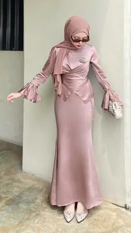 Aaaaawwww cantik sekali dressnya 🌷✨ #dresssatin #satin #kondangan #lebaran2025 #dressmermaid #bridesmaids #CapCut 