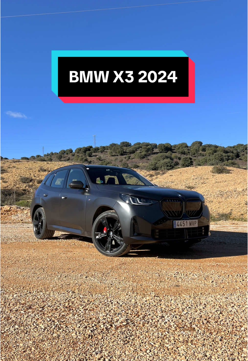 Al volante del BMW X3 2024.  Nos ponemos al volante de la cuarta generación del BMW X3 en su versión 2.0d xDrive con 197 CV con sistema mild hybrid durante su presentación.  Por ahora la gama se compone de cuatro versiones: X3 20 xDrive 208CV  63.100€ X3 20d xDrive 197CV  64.900€ X3 30e xDrive 299CV 66.700€ X3 M50 xDrive 398CV 89.000€ Toda ellas tienen la pegatina ECO de la DGT excepto la 30e que tiene la 0.  El nuevo BMW X3 es candidato a Coche del Año en el Mundo 2024 por los @theworldcarawards  Más info en Motor1.com España #bmw #bmwx3 #x3 #suv #phev #m @BMW Group España @Pablo García 