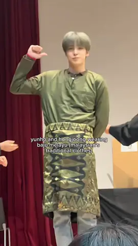 SAN DEKAT BELAKANG PAKAI BAJU MELAYU PUTIHNYA 😭😭😭YUNHO SAMPIN TERBALIK HONGJOONG SAMPIN NAK TERLONDEH 🤣 #hongjoong #yunho #kimhongjoong #jeongyunho #ateez #ateez_official_ #san #choisan #ateezmalaysia #bajumelayu 
