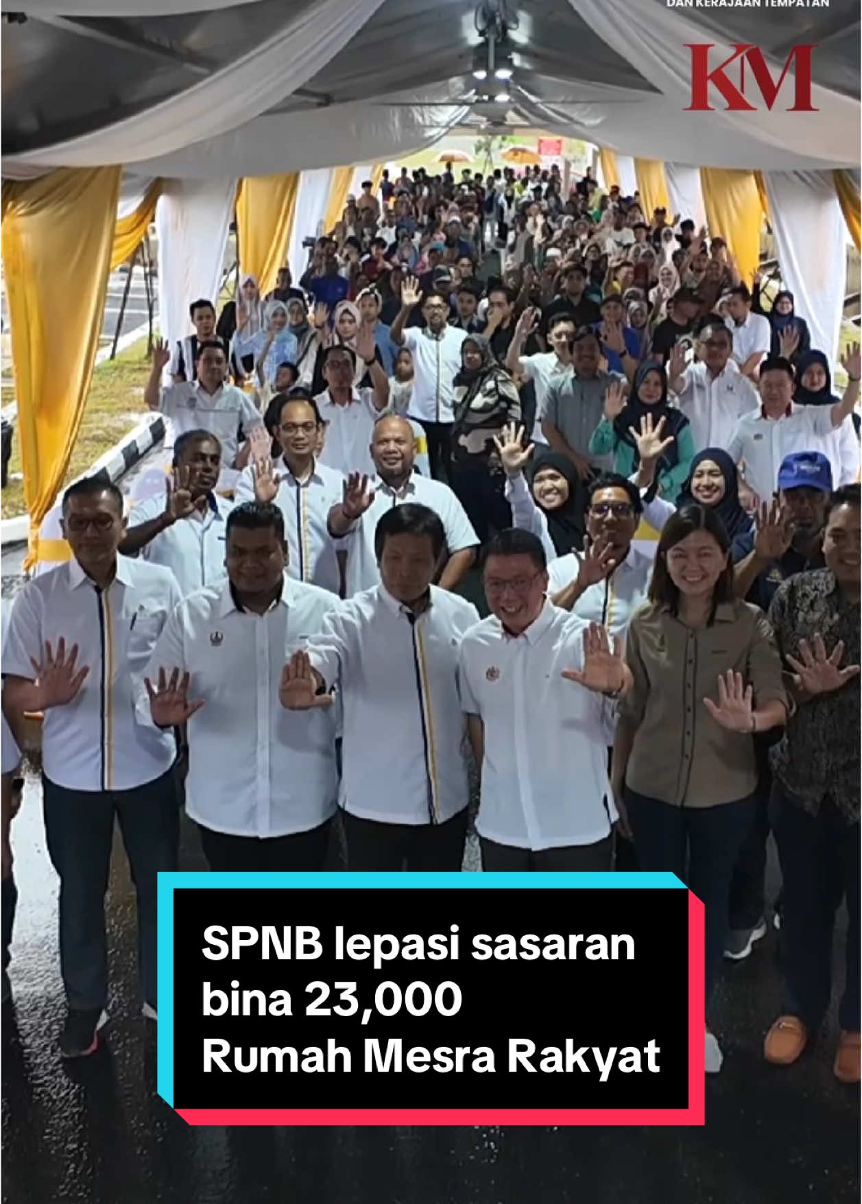 Syarikat Perumahan Negara Berhad (SPNB) telah berjaya membina 23,000 unit Rumah Mesra Rakyat (RMR) bernilai RM1.92 bilion, melebihi sasaran asal di bawah Rancangan Malaysia Ke-12 (RMK-12). SPNB juga telah diperuntukkan RM1.23 bilion untuk membina 15,000 unit rumah, namun berjaya menambah 8,000 unit tambahan, menunjukkan komitmen kerajaan dalam menyediakan perumahan mampu milik kepada golongan B40. Program Rumah Mesra Rakyat (RMR) ini bertujuan membantu golongan B40 membina rumah di atas tanah sendiri atau tanah milik ahli keluarga yang mendapat kebenaran, tertakluk kepada syarat-syarat yang ditetapkan. Pada tahun ini, SPNB melepasi sasaran awal dengan membina 4,500 unit RMR berbanding sasaran asal 3,500 unit. Tahun hadapan, SPNB mensasarkan pembinaan 5,400 unit RMR di seluruh negara. Nga Kor Ming turut mengumumkan pengurangan rumah mampu milik yang tidak terjual sebanyak 40%, daripada 37,000 unit pada 2021 kepada 24,000 unit pada tahun ini. Sektor hartanah sedang pulih dengan Kementerian Perumahan dan Kerajaan Tempatan (KPKT) mencapai petunjuk prestasi utama (KPI) RM100.5 bilion dalam jualan hartanah setakat Jun lalu, mencerminkan usaha gigih kerajaan dalam sektor ini. #strongertogether #demipertiwi #unityindiversity #malaysiamadani #spnb #rmm #rmr 