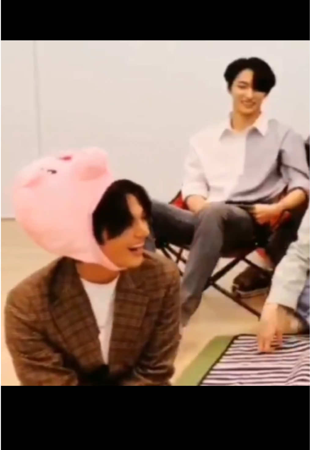 Ohh guys this clip….the way wooyo was being so endearing and Seonghwa was watching with the softest smile and of course he had to get him closer and patt his head😭🩷💜 Wooyo is really his baby !!  #w#wooyoungj#jungwooyoungs#seonghwap#parkseonghwaw#woohwaa#ateezkpop 