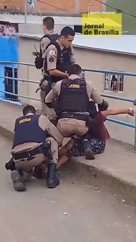 A Polícia Militar de Minas Gerais realizou um cerco na região de Santa Rita de Minas para prender um suspeito de realizar furtos frequentes na comunidade. O indivíduo foi capturado após uma operação policial na localidade. Durante a prisão, moradores demonstraram apoio ao suspeito, gerando um clima de tensão na área. Apesar disso, a polícia manteve a abordagem de acordo com os protocolos legais. O homem, cuja identidade não foi revelada, era acusado de cometer diversos furtos nas proximidades, afetando o cotidiano dos moradores da região. Ele será encaminhado às autoridades para os devidos procedimentos legais. #jornaldebrasilia #Fy #policiamilitar #minasgerais #furto #segurança