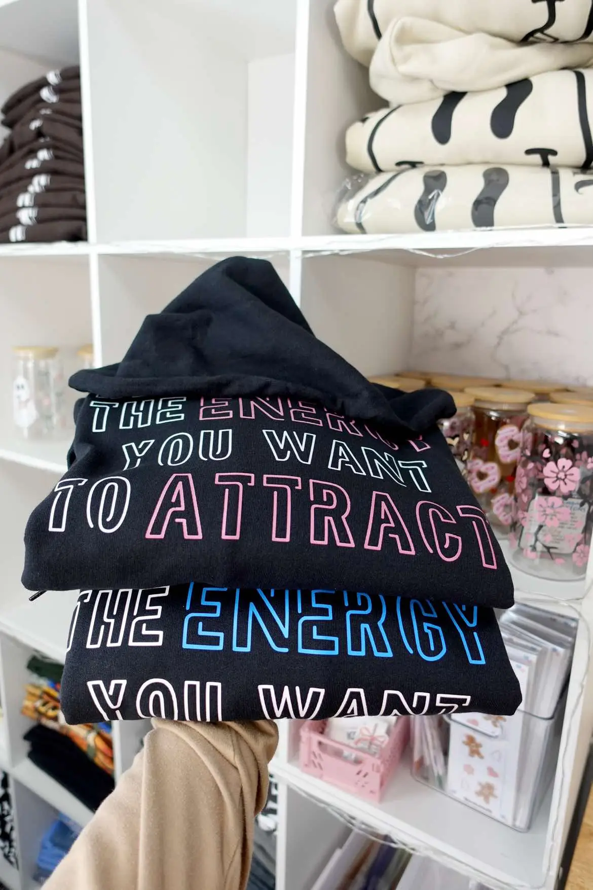 Be the energy, the change you want to attract. Sorround yourself with love and positivity to protect your mind, body and soul  ⚡️💙🩷⚡️ Be the kindness you want to see. A kind smile could be the sign someone needs today. 🫶🏼 #sweatshirt #hoodie #betheenergyyouwanttoattract #positivity #kindness #SelfCare #apparel 