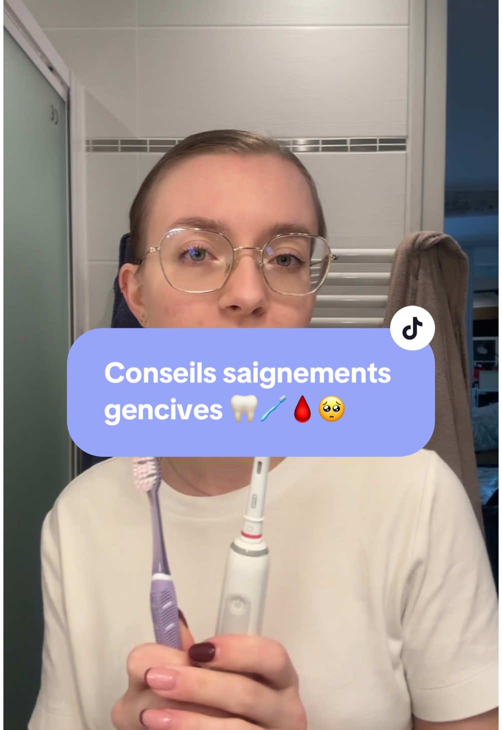 Si tu saigne toujours des gencives malgré une application assidue de mes conseils le mieux serait d’aller voir un parodontologue et de lui expliquer ce que tu as déjà mis en place et constaté. Attention cependant, la prise en charge des mutuelles est rarement top… ce sont des frais qui peuvent vite être assez élevés 🥲 et pourtant la maladie parodontal est assez répandue et surtout assez sérieuse… Pour récapituler avant d’aller voir un dentiste spécialisé en maladie parodontale : • brosse à dent souple ou sensibilité  OU • brosse a dent sonique • dentifrice parodontaxe • brosser de la gencive vers la dent !! J’espère vraiment que ces conseils pourrons vous aider. Je reçois encore beaucoup de question concernant les problèmes liés à la gencive et aux saignements de gencives, alors j’espère que cette vidéo répondra à vos questions  #dents #gencive #saignement #saignementgencive #maladieparodontal #parodonte #gingivite #inflammation #hygienedentaire #santé #dent #brosseadent 
