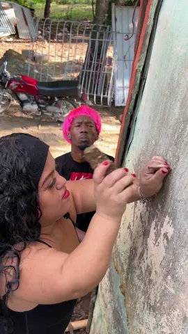 La pequeña y la piedra grande 🤣🤣🤣