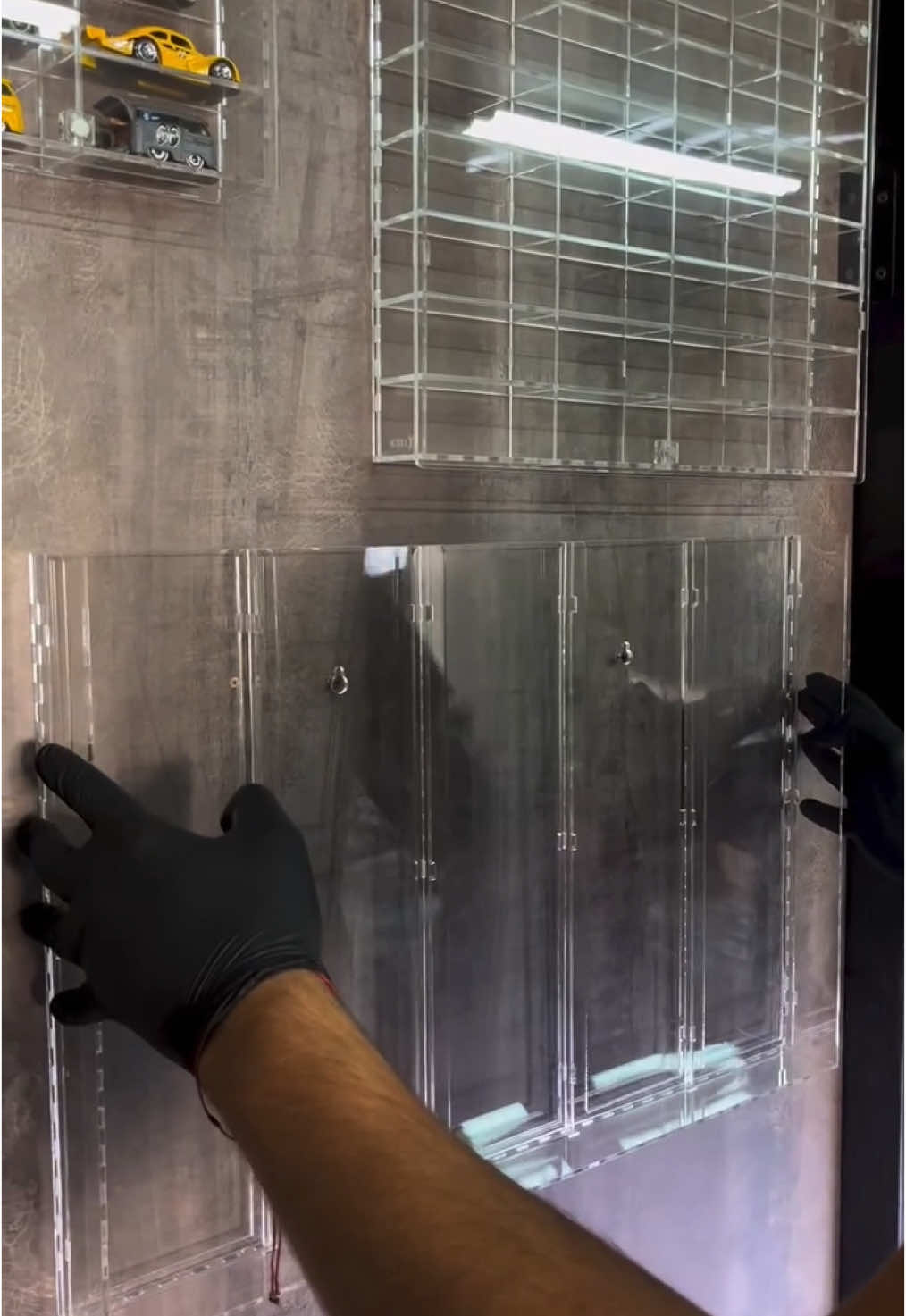 Post @fan.wheels  Exhibidor para Blisters 💎 Blistera 100% acrílico, 2 tornillos a la pared, tapa frontal. ❌ Polvo ❌ Humedad ❌ Manos Ajenas Envíos a todo el país, entregas en Zona Oeste o Florida Oeste, Domingos en parque rivadavia y motomensajeria a Caba. #Display #hotwheels #coleccionismo #coleccionismoenargentina #diecast #fanwheels #autosaescala #coleccion #hotwheelsargentina #hotwheelsarg #acrilico #blister