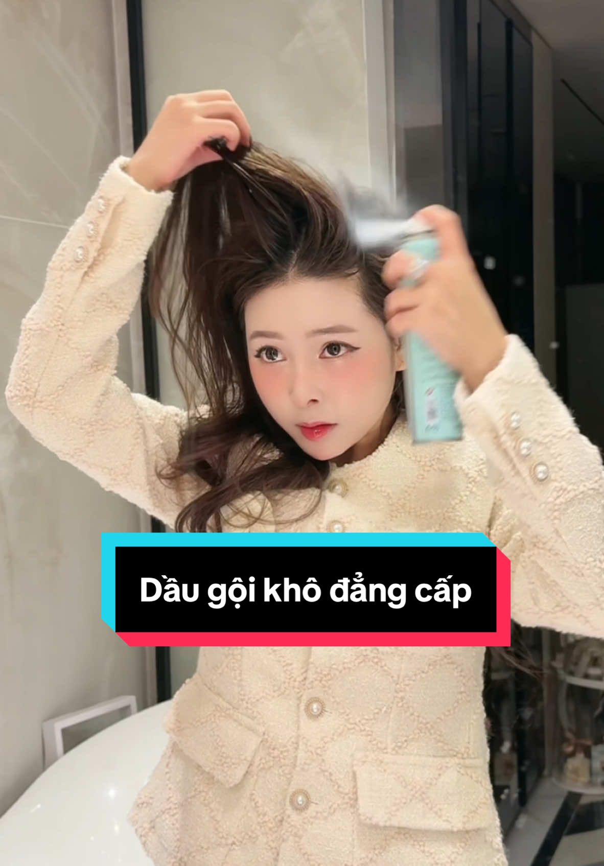 Đợi mãi mới có lúc tóc bết để test em dầu gội khô này. Nhưng phải thêm dầu ăn mới chịu. Phải nói đỉnh của chóp #charicenguyen 