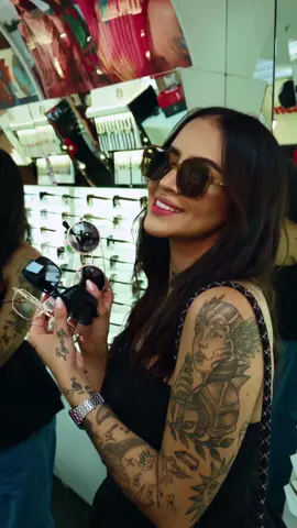 🎯 Óculos estilosos para todas as vibes! 😎 Na Chilli Beans, você encontra modelos femininos e masculinos que elevam qualquer look. Aperte o play e escolha o seu favorito! 📍Piso 2 #ChilliBeansTGS #EstiloParaTodos #ÓculosTrend 