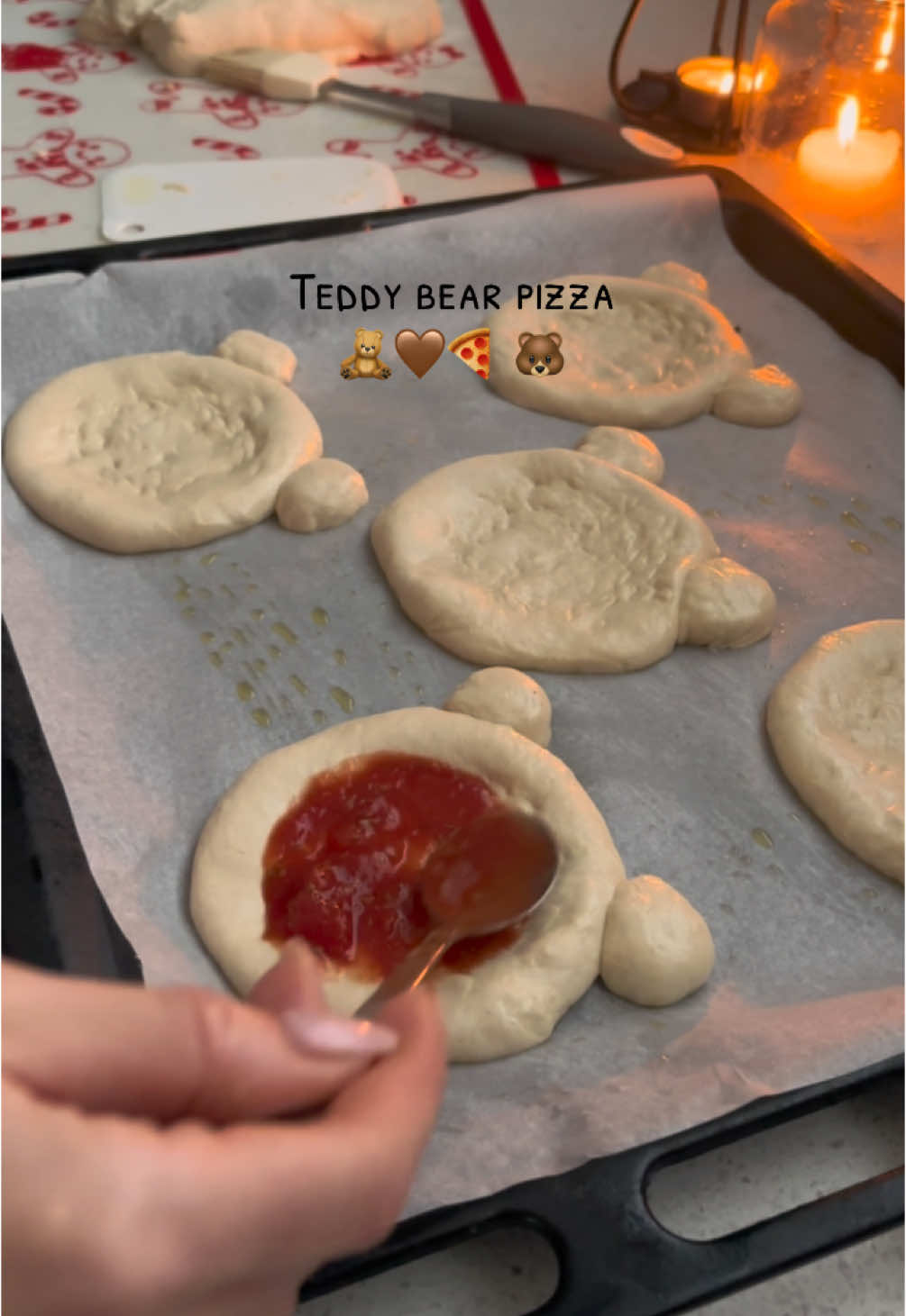 Teddy bear pizza!!🍕🐻✨🧸🎄 Pizzette a forma di orsetto 🧸🐻🤎 Ricetta: Ingredienti: _ 500 gr farina 0 _ 350 gr acqua  _ 7 gr lievito di birra disidratato  _ 15 gr sale _ 10 gr zucchero  _ 15 gr olio extravergine di oliva Nell’impastatrice unite farina, acqua, lievito, zucchero. Poi aggiungete il sale e l’olio a filo e continuate a impastare finché non si forma una massa elastica e uniforme.  Lasciate lievitare l’impasto in una ciotola coperto con pellicola alimentare per un’oretta. Riprendete l’impasto e formate delle palline più grandi (per la testa) e alcune più piccole (per le orecchie) e create gli orsetti.  Farcite gli orsetti con pomodoro, mozzarella (e tutto ciò che vi piace) e lasciateli lievitare per mezz’oretta.  Infornate a 200° per 15/20 minuti in forno statico preriscaldato. #pizza #pizzalover #teddybear #teddybearpizza #pizzatime #pizzette #christmaspizza #christmasfood #perte #perteee #perteeee #andiamoneiperte #mozzarella #andiamoneiperteee #christmasbaking #foodideas #pizzatiktok #saturdaynight 