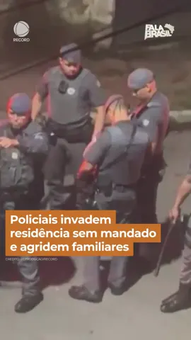 Uma nova situação polêmica envolve policiais militares em São Paulo. Desta vez, depois de abordar um jovem sem carteira de habilitação em uma motocicleta, eles entraram em uma casa sem autorização judicial e são acusados de agredir os moradores. Uma idosa chegou a ser levada para a delegacia. #FalaBrasil