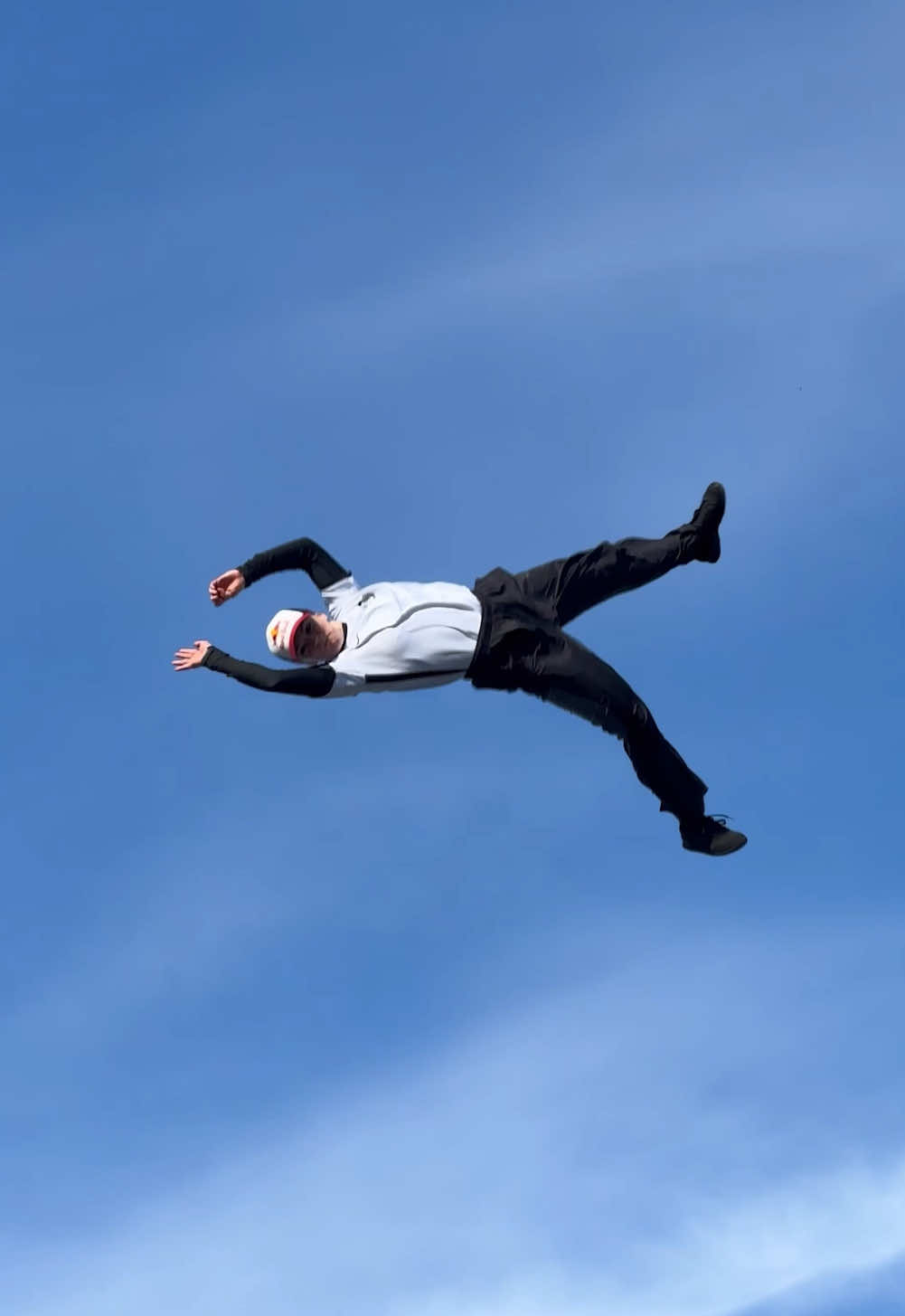 Nothing but air! @Lilou Ruel shows us the fastest way down from 18 meters. 😮‍💨  #redbullfreerunning  #parkour #redbull #freerunning 