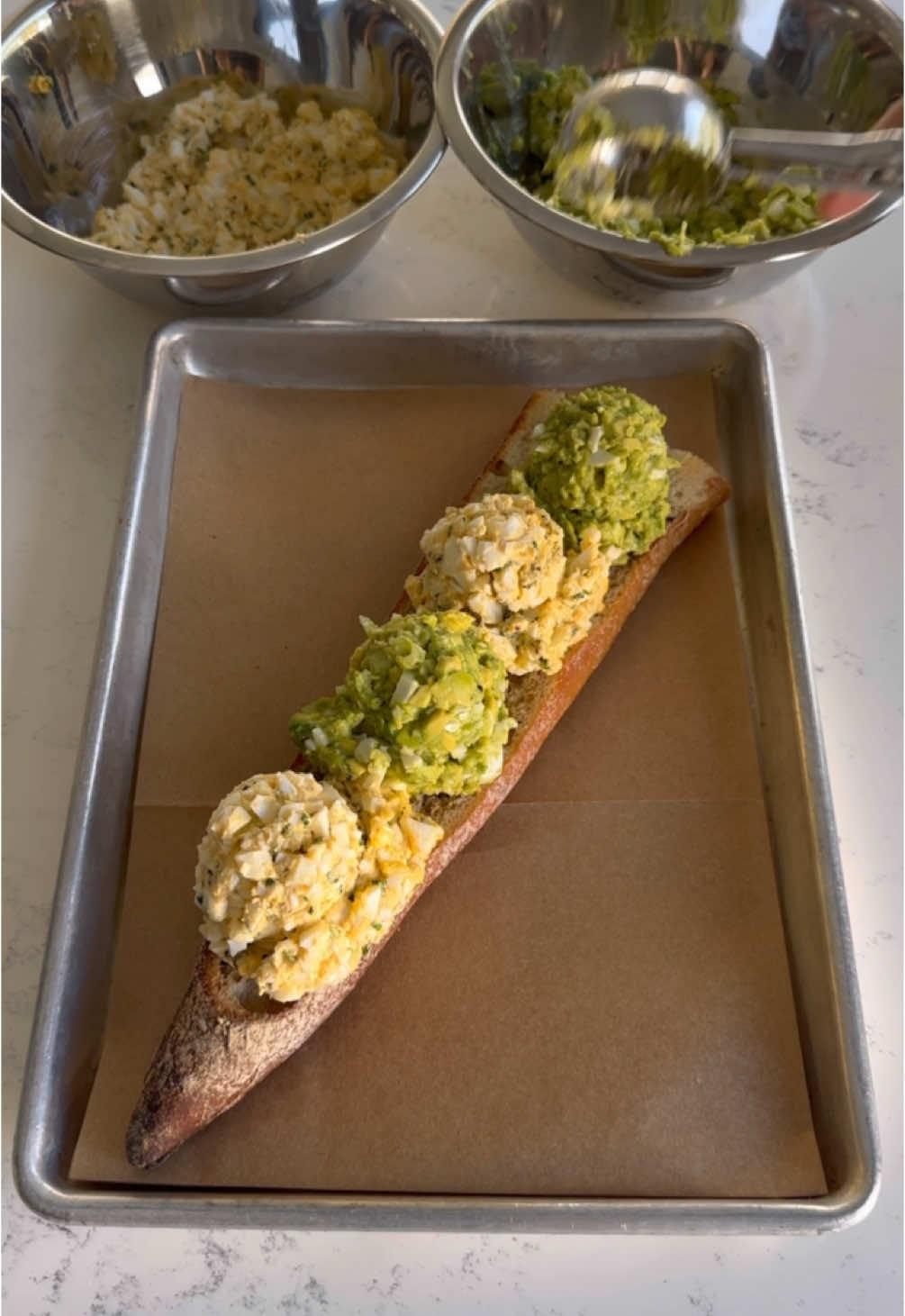 לא ידעתי מה לבחור…. סנדוויץ עם סלט ביצים וסלט אבוקדו🤓 קבלו מתכון : פרודוקטים  לסלט ביצים 6 ביצים  כף מיונז שאתם אוהבים מלח פלפל שחור טחון עירית קצוצה (בבקשה קצוצה לא גבעולים שלמים).  לסלט אבוקודו 3 אבוקדו  2 ביצים קשות 1 בצל לבן קטן קצוץ מלח ליים פלפל שחור גרוס שמן זית יאללה בוא נכין מרתיחים מים בסיר שיכול להכניס את כל הביצים. מוספים למים מלח שעוזר לשמור את החלבון שבביצה בפנים שלא ידלוף מחוץ לביצה בזמן הבישול.  שהמים ממש רותחים מוסיפים את הביצים ומבשלים במשך 10 דקות.  מוציאים למי קרח ומקלפים.  מפרידים בין החלמון והחלבון.  את החלמונים מועכים דרך מסננת צפופה בבקשה לא לדלג זה מבטיח מרקם קרמי לסלט.  את החלבון קוצצים על הסכין לגדול שיבוא לכם טעים בביס.  מעבירים הכל לקערה מוסיפים מיונז, מלח, פלפל שחור גרוס ועירית קצוצה.  מערבבים היטב.  לסלט אבוקודו קוצצים את האבוקדו והביצים יחד. אני לא אוהב לקצוץ את האבוקדו יותר מידי לכן לא מועך בעזרת מזלג.  מעבירים לקערה או מוספים את הבצל הלבן שקצצנו.  מתבלים במלח פלפל שחור, גרוס, ליים ושמן זית.  אפשרי גם טבסקו ירוק או כל תוספת שאתם אוהבים.  בתאבון#🤓 #foodporn 