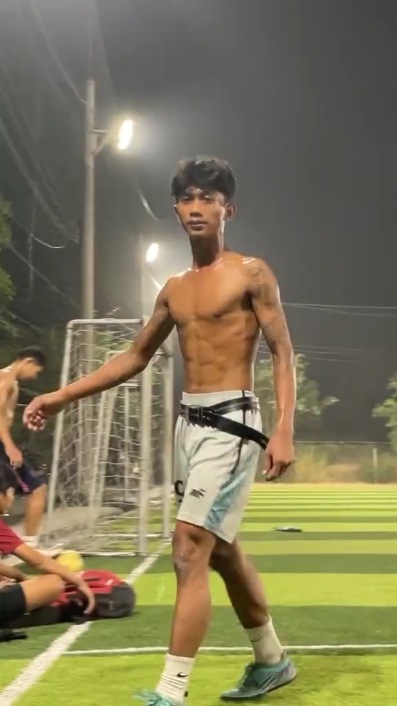 keringat nya bikin makin keren ototnya 😮😉  #coganrotisobek #workout #cogan #sixpack #coganindonesia 