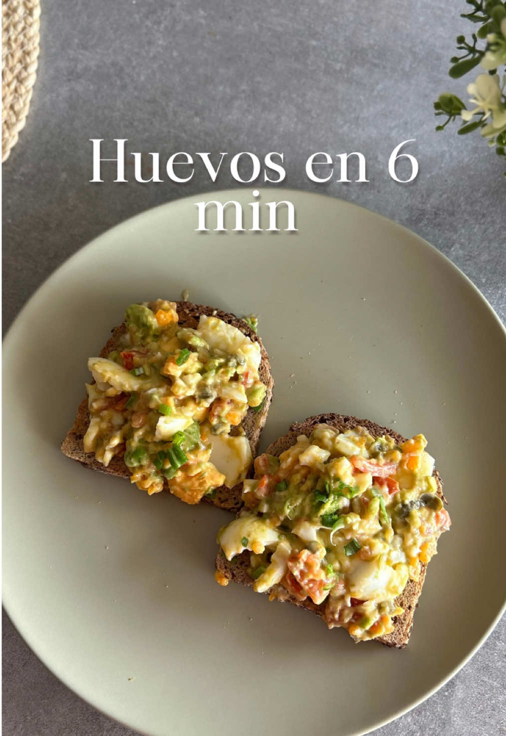 Huevos cocidos en 6 min ✨ Ingredientes 2 huevos grandes 1 cucharadita de mayonesa 1 cucharadita de mostaza  3 tomates cherry 1 cebolleta, cortada en rodajas finas 1 cucharadita de alcaparras escurridas Una pizca de salsa picante  Sal y pimienta Instrucciones Hervir los huevos Poner una olla con agua a hervir. Introducir los huevos en el agua con una cuchara. Hervir durante 6 minutos para una yema blanda, o 7-8 minutos para una yema media. Pasar inmediatamente los huevos a un recipiente con agua helada para detener la cocción. Dejarlos enfriar durante 5 minutos. Preparar el aliño Mezcle la mayonesa, la mostaza y una pizca de salsa picante. Añada sal y pimienta. Pele los huevos enfriados y córtelos por la mitad. Disponer los huevos en un plato y cubrirlos con los tomates cherry, la cebolleta y las alcaparras. Rociar los huevos con el aliño de mayonesa y mostaza. Para preparar la comida, guarde los huevos y los aderezos por separado en la nevera y combínelos justo antes de comer. Este plato es sencillo, sabroso y lleno de proteínas, ¡perfecto para una mañana ajetreada o un almuerzo ligero! 🌟 #tipsdenutrición #desayuno #hábitossaludables #brunch #santiago 