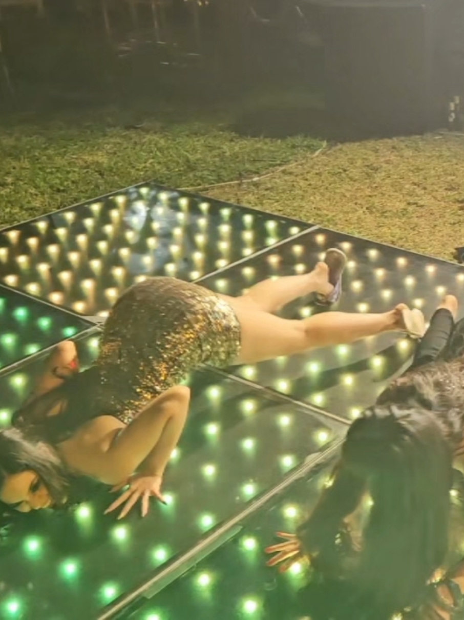 enseñándole a mi peligrosa hacer el paso de anita  #envolver #anitta #posada #tiktokviral 