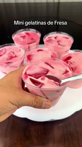 Mini gelatinas de Fresa #saborfresa #fuerzaregida #gelatinas #gelatina #gelatinademosaico #fresa #postres #recetas #viralvideo #fanyentucocina 