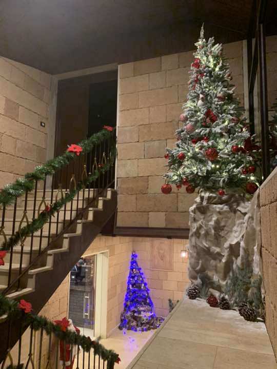 Tis the season to sparkle.🎄🎅🏼 #fyp #foryou #foryoupage #christmas #noel #santa #restaurant #restaurantchallita #ehden 