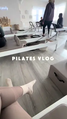 Come with me to Pilates 🫧💪🏽 with trying this new studio out which match my whole aura 🥹. My whole outfit worked perfectly for my session using my @fankaofficial leggings.  #pilatesworkout #fitnessroutine #reformerpilates #pilateslovers #pilatesstudio #fanka #movewithfanka #fyp 