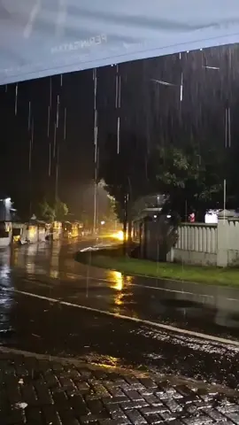 kok abot men cahh #liriklagu #liriklagujawa #lyrics #jawapride #hujan #rain #nightvibes #lintangati #mendemkangen #sadvibes #overlaylyrics #slowmo #slowmotion #fyp #fypシ゚ 