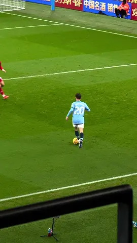 Makes it look easy #bernardosilva  #mancity  #Cityzen  #footballskills  #skillmaster  #soccertricks  #footballmagic  #PremierLeague  #BallControl  #footballtiktok  #skills  #soccerhighlights  #footballgenius  #playmaker  #skillshowcase 